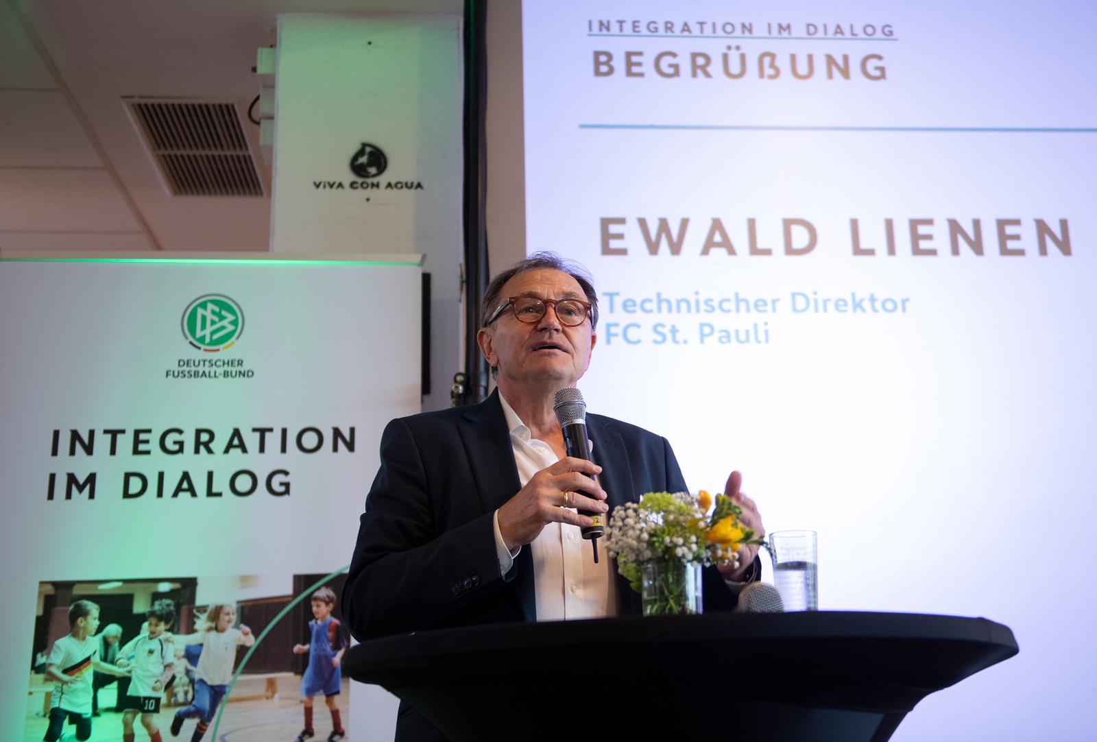 Ewald Lienen bei der Begrüßungsrede im Ballsaal Süd unseres Millerntor-Stadions