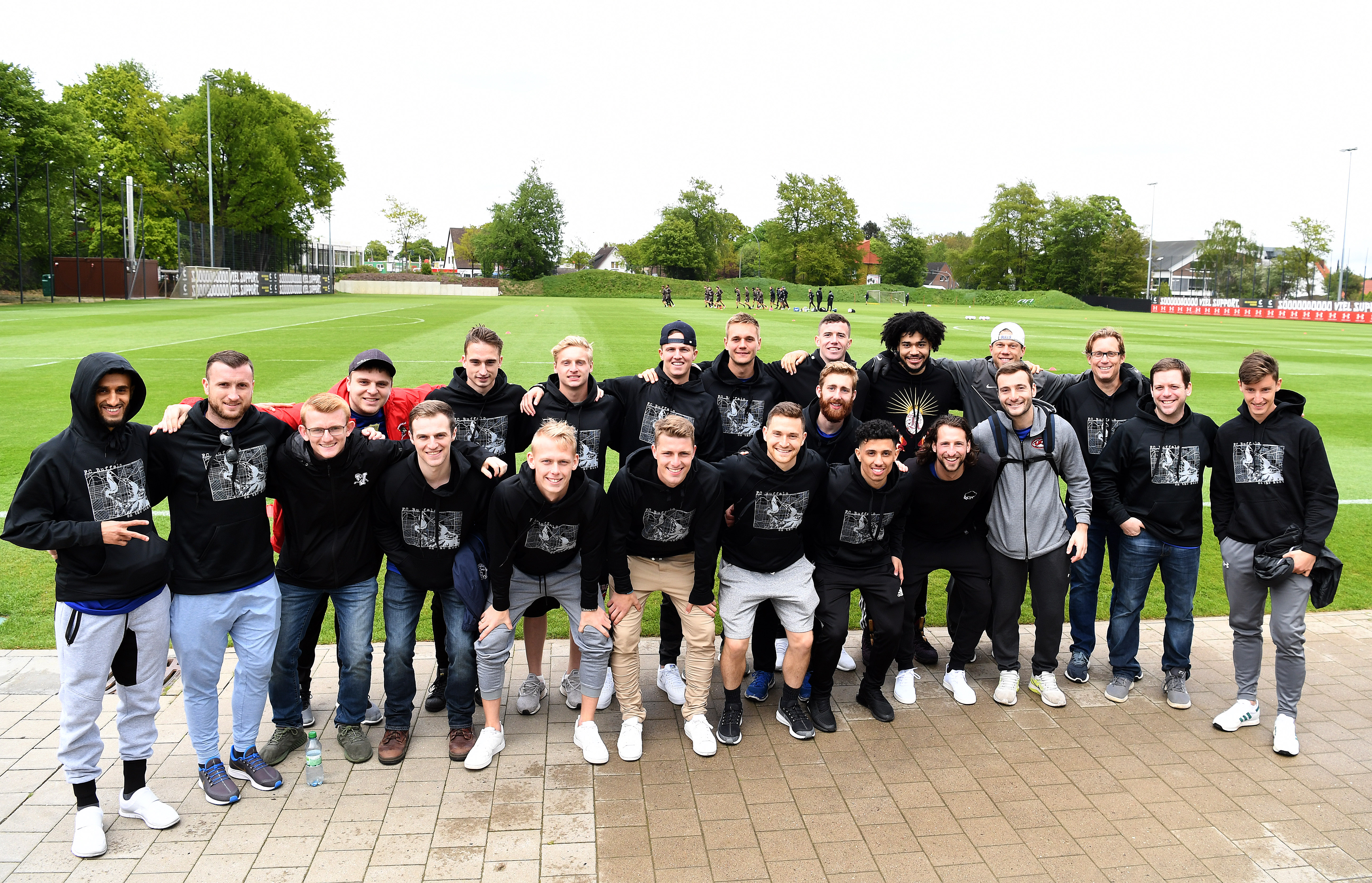 Der FC Buffalo zu Gast beim Profitraining an der Kollaustraße