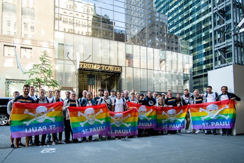 Regenbogenflagge vor dem Trump Tower