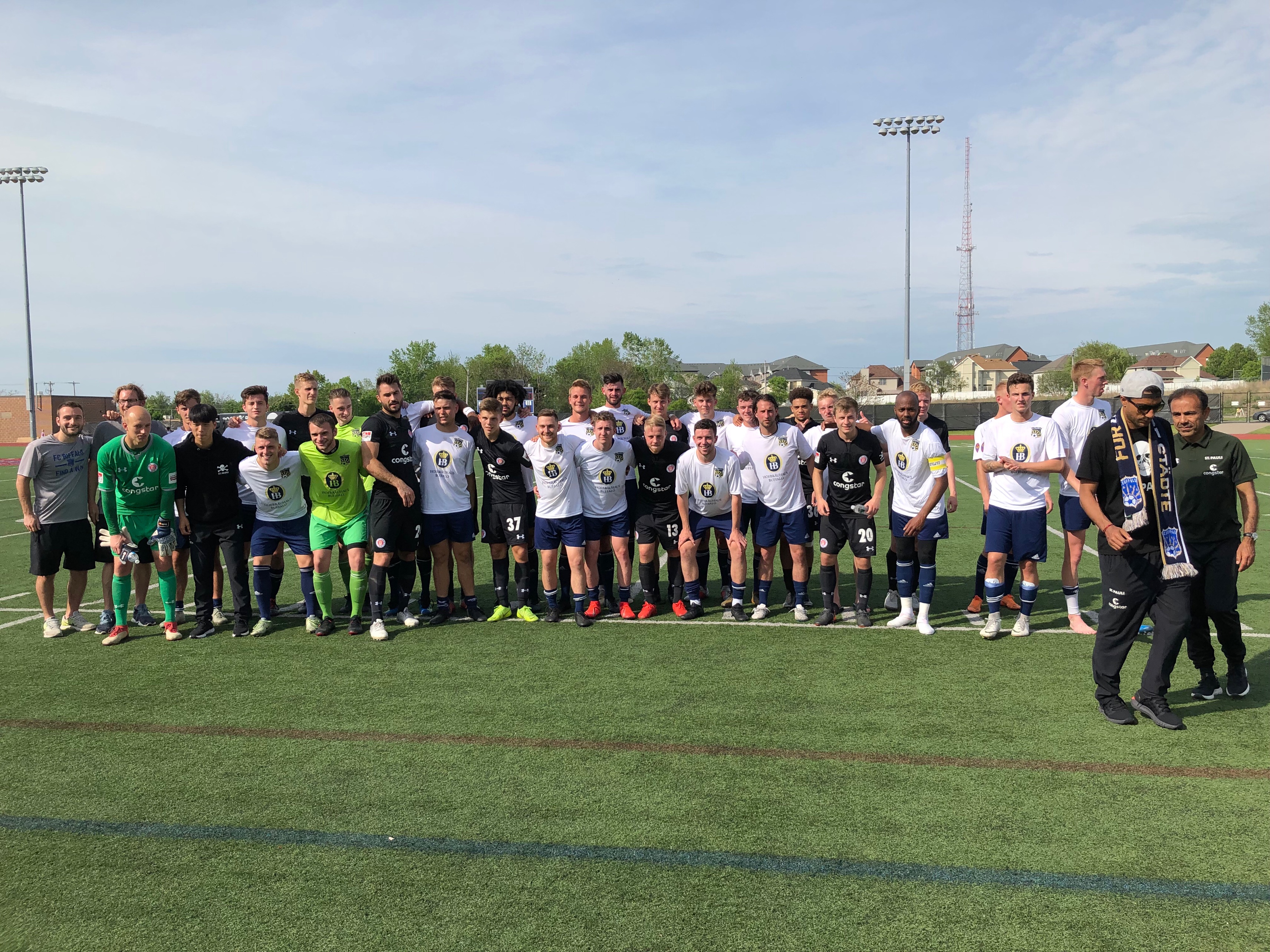 Gemeinsames Teamfoto mit dem FC Buffalo beim sportlichen Abschluss der Saison 2018/19.