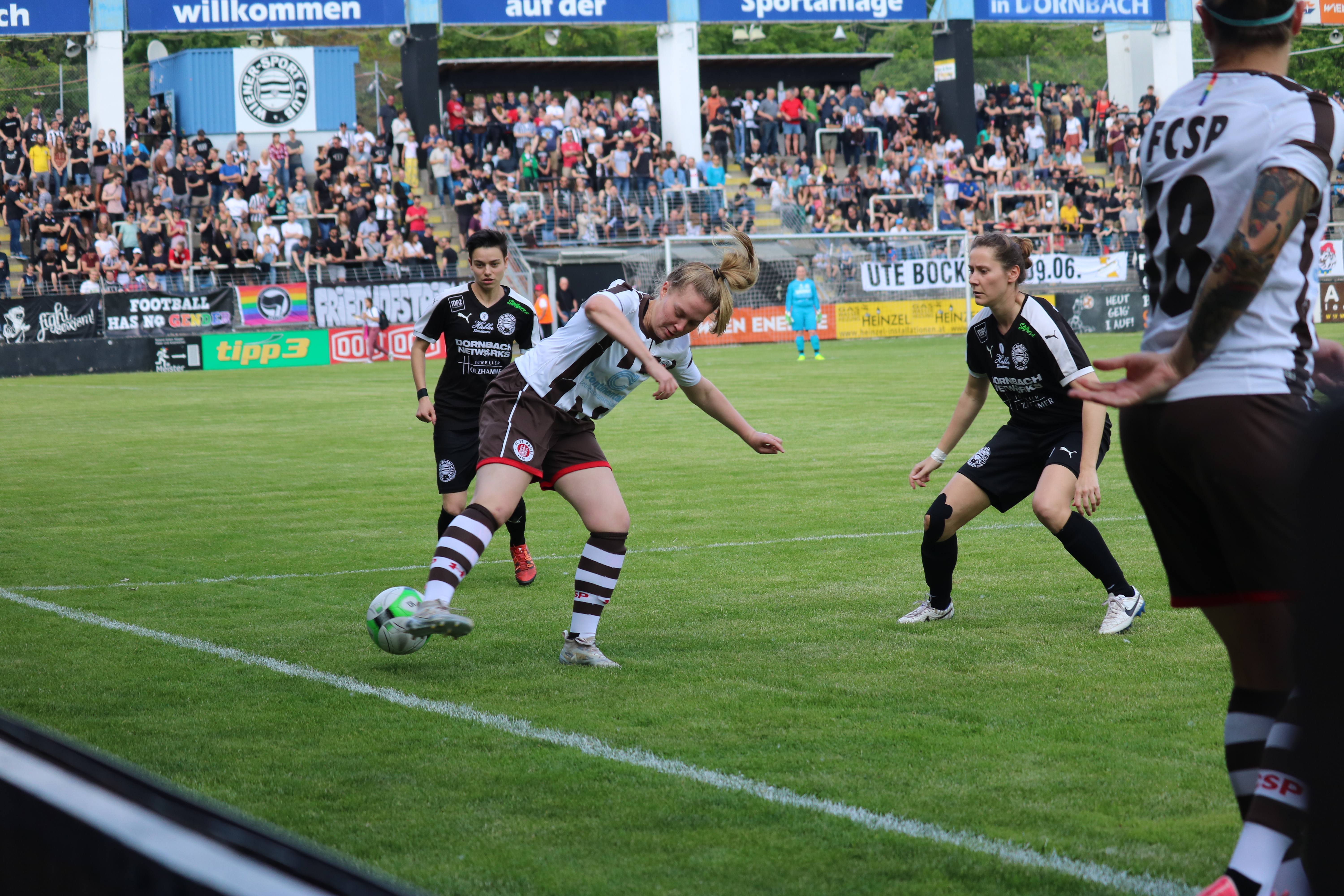 Tolle Kulisse beim Freundschaftsspiel unserer 1. Frauen beim Wiener SC.