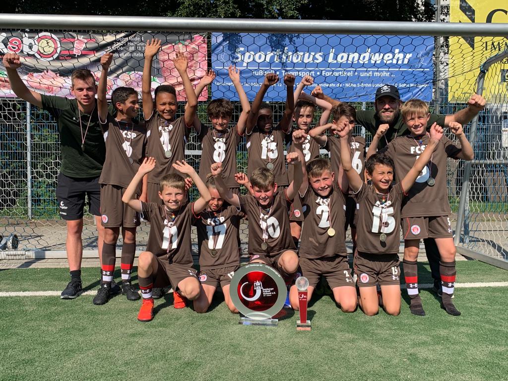 Unsere U11 bejubelt den Gewinn der Hamburger Meisterschaft nach dem 7:1-Sieg gegen Sasel.