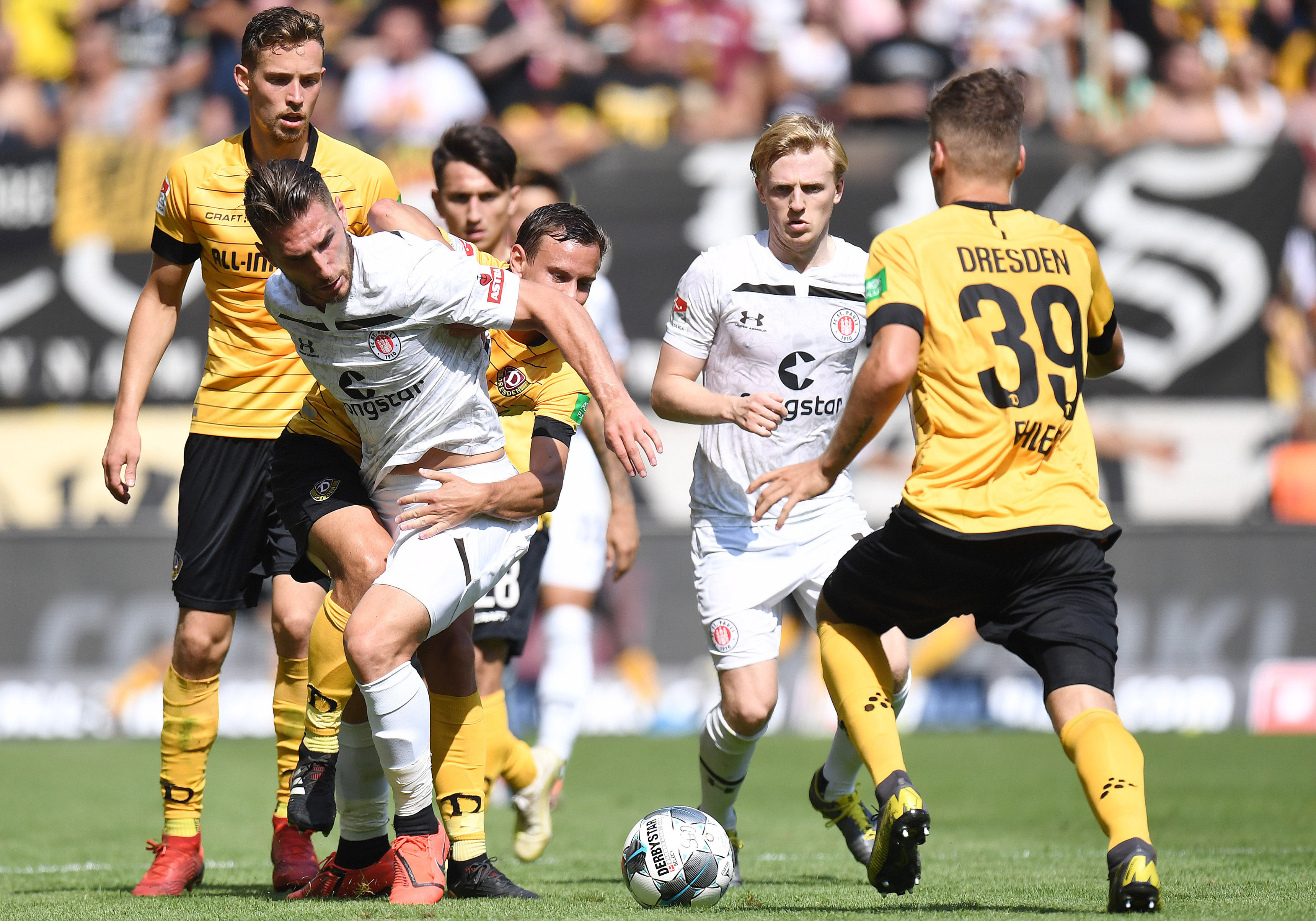 Erst lief es in Dresden richtig gut, am Ende reichte die 3:0-Führung aber nicht, um drei Punkte mit nach Hamburg zu nehmen.