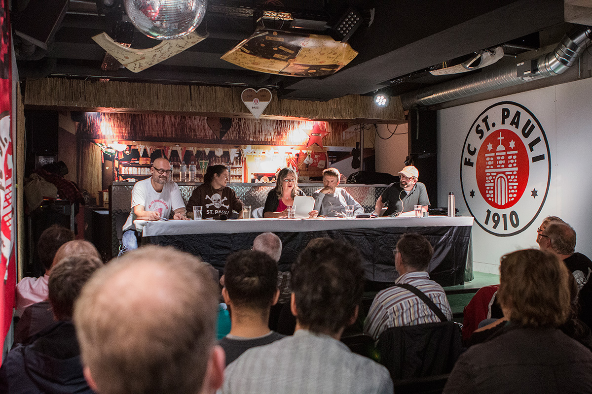 Bei den KIEZBEBEN-Nächten ist immer was los – hier bei der ersten Lesung mit allen aktiven StadionsprecherInnen des FC St. Pauli und dem unvergesslichen „Ex“ Rainer Wulff.