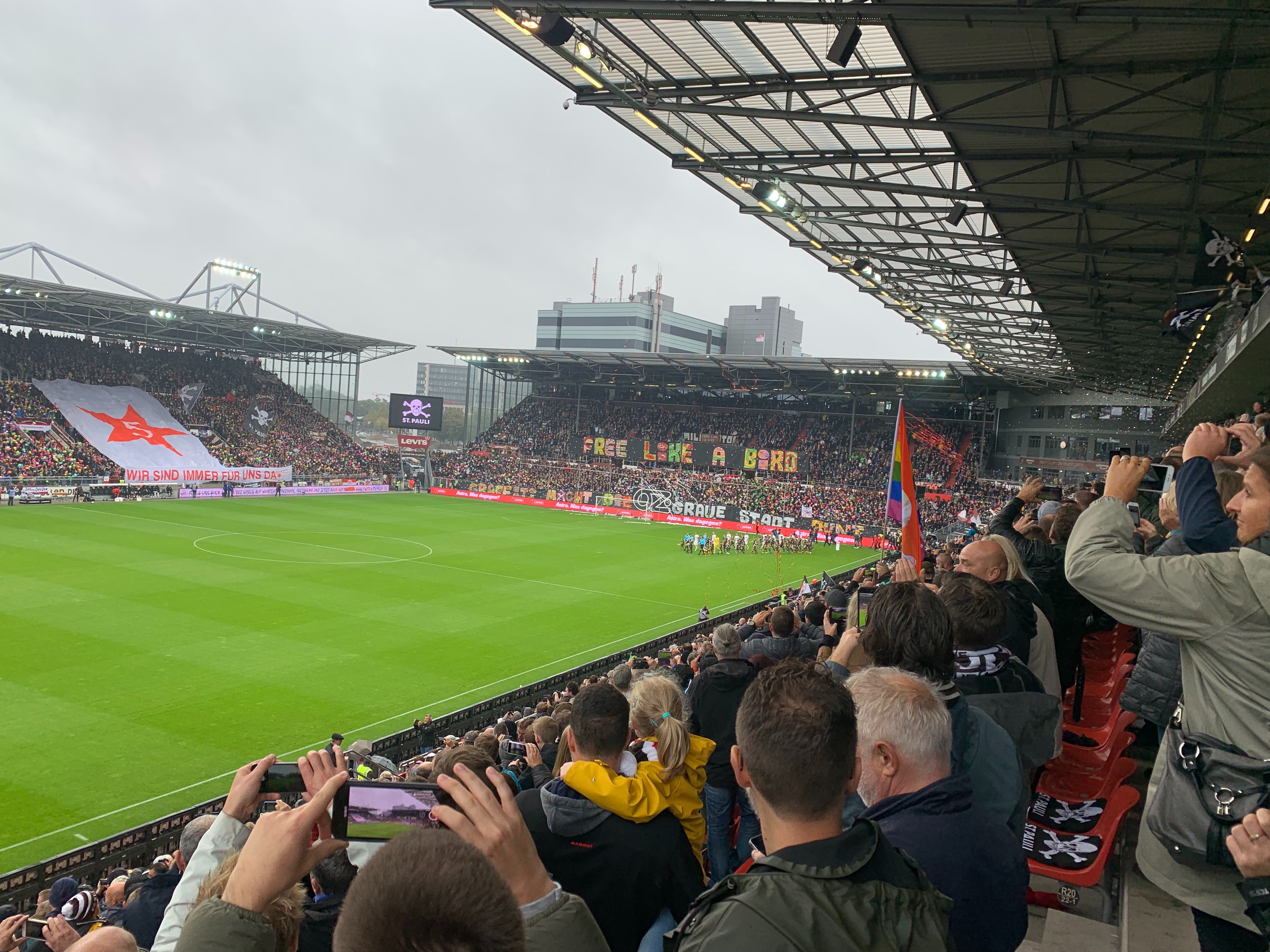 Die Trainergruppe des HFV erlebte den 2:0-Heimsieg gegen Sandhausen live am Millerntor.