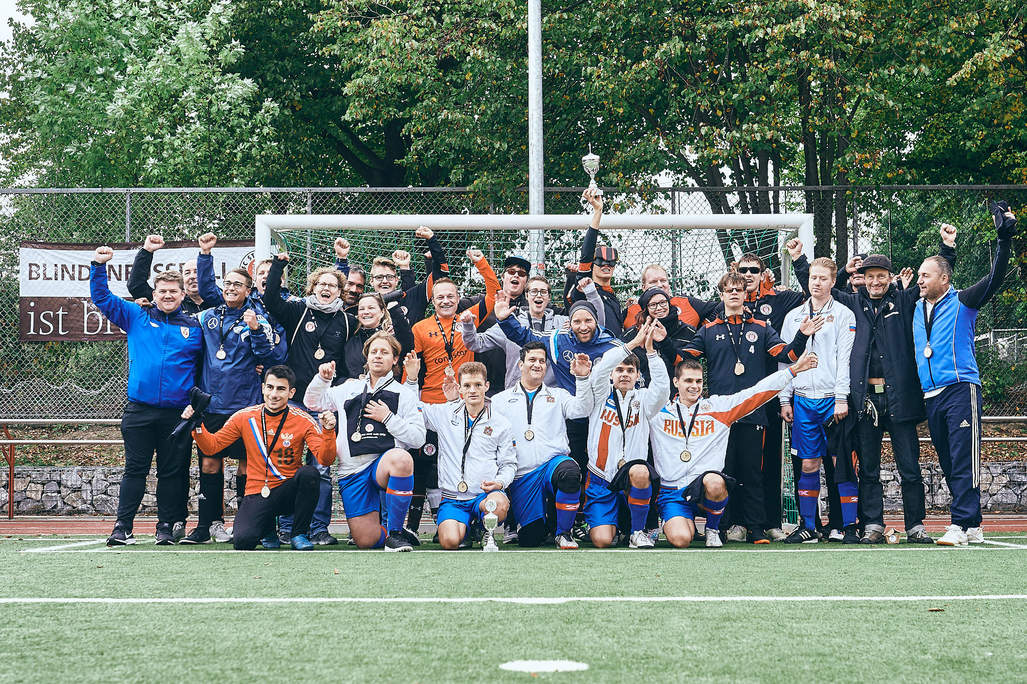 Gemeinsames Mannchaftsfoto unserer Blindenfußballer mit den Moskauern.