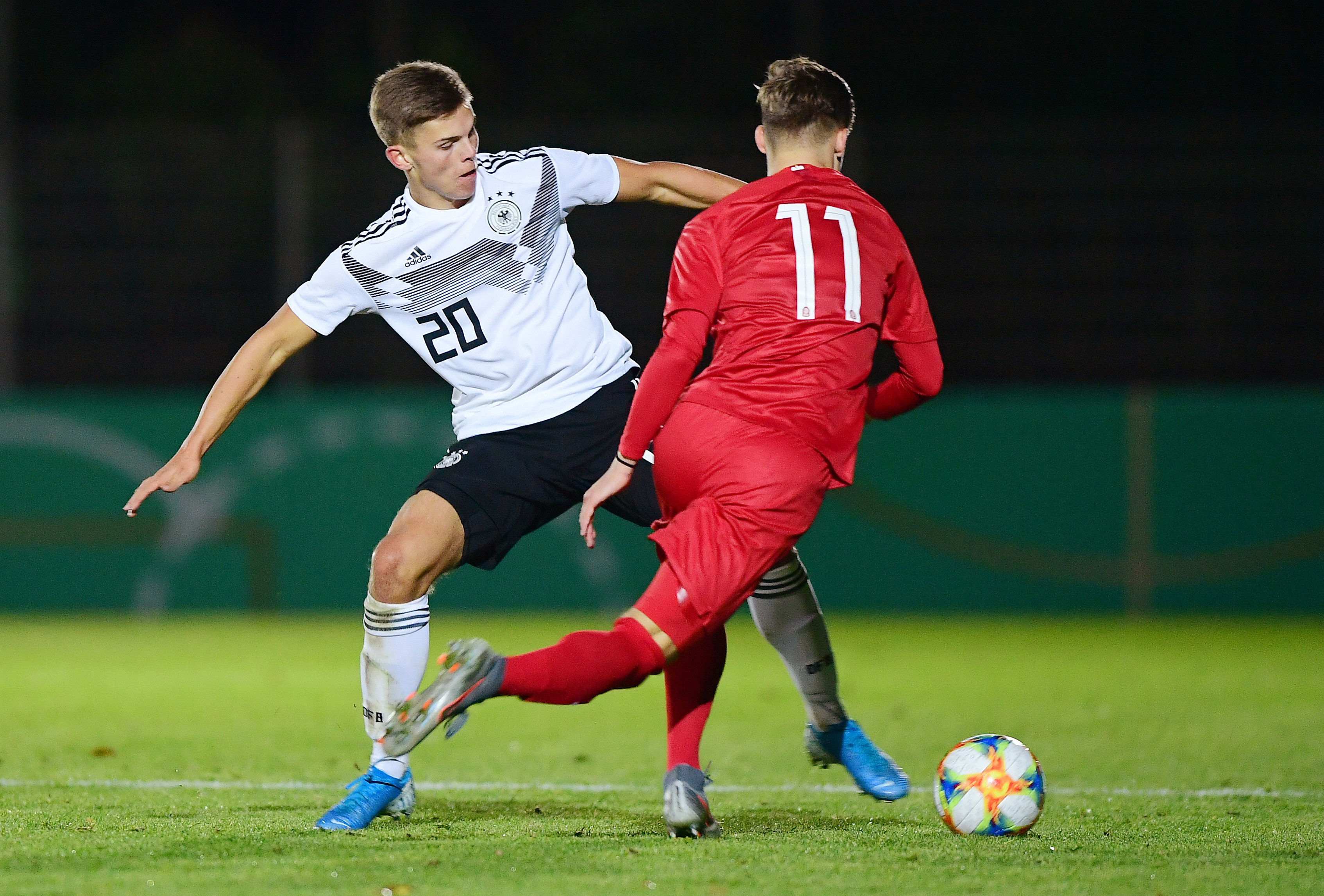 Jakub Bednarczyk (re.) im FCSP-Duell mit Finn Ole Becker.