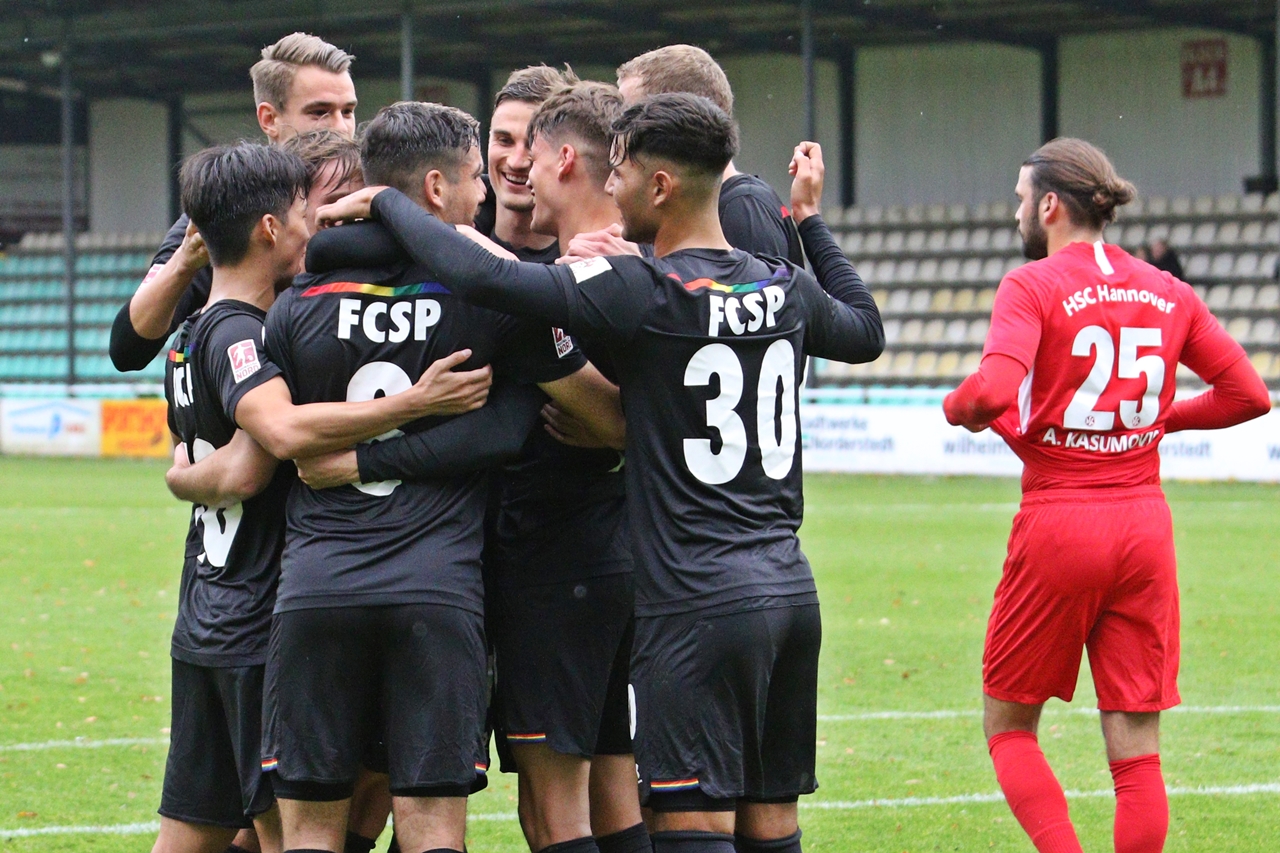 Erleichterung! Die U23 bejubelt das 1:0 von Luca Zander beim wichtigen 6:0-Erfolg über den HSC Hannover.