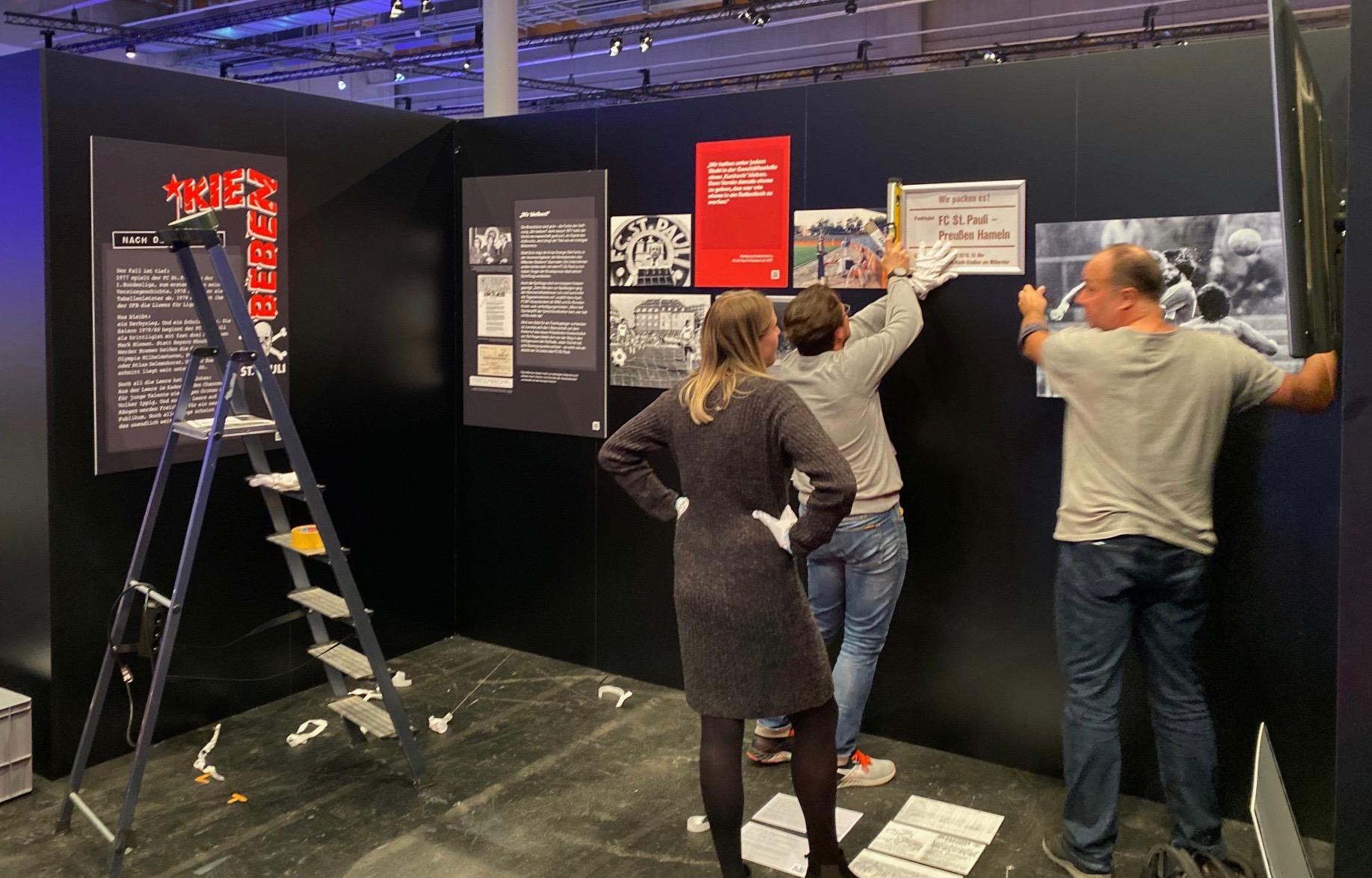 Montagabend in Frankfurt: Gemeinsam mit Sönke Goldbeck (hinter der Kamera) baute das Inclusify-Team um Jürgen Lorenz (rechts) und Nina Hauer (links) den Stand auf.