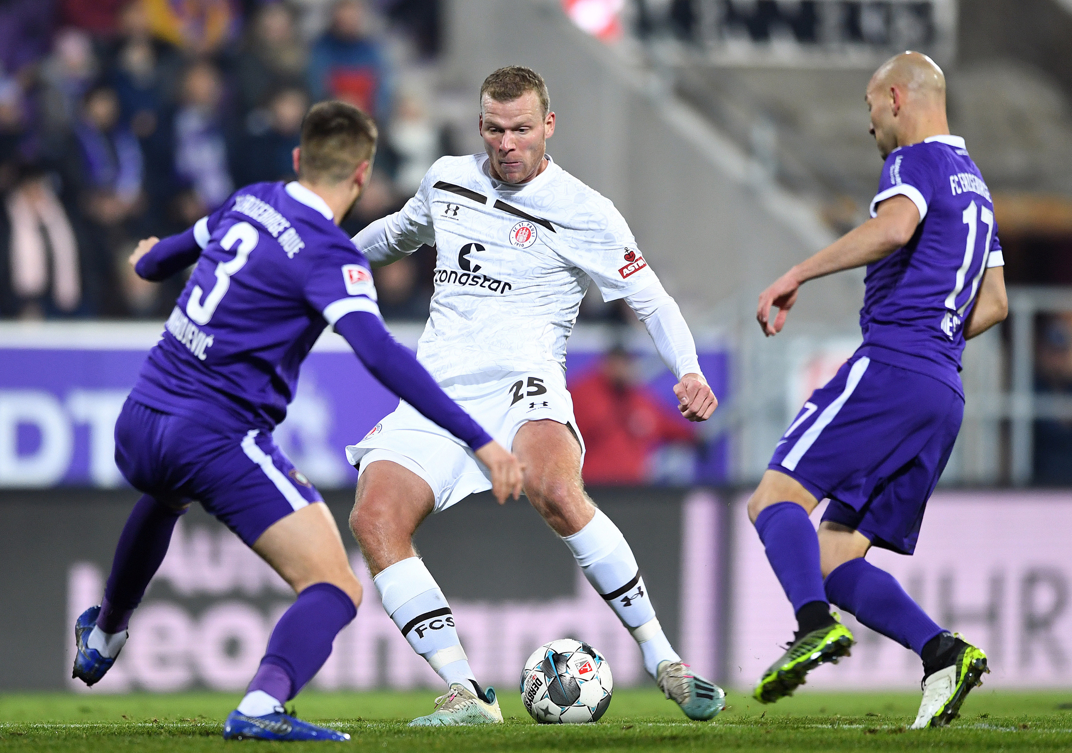 Henk Veerman under challenge from Aue's Marko Mihojevic (left) and Philipp Riese (right) on his return to the starting lineup.