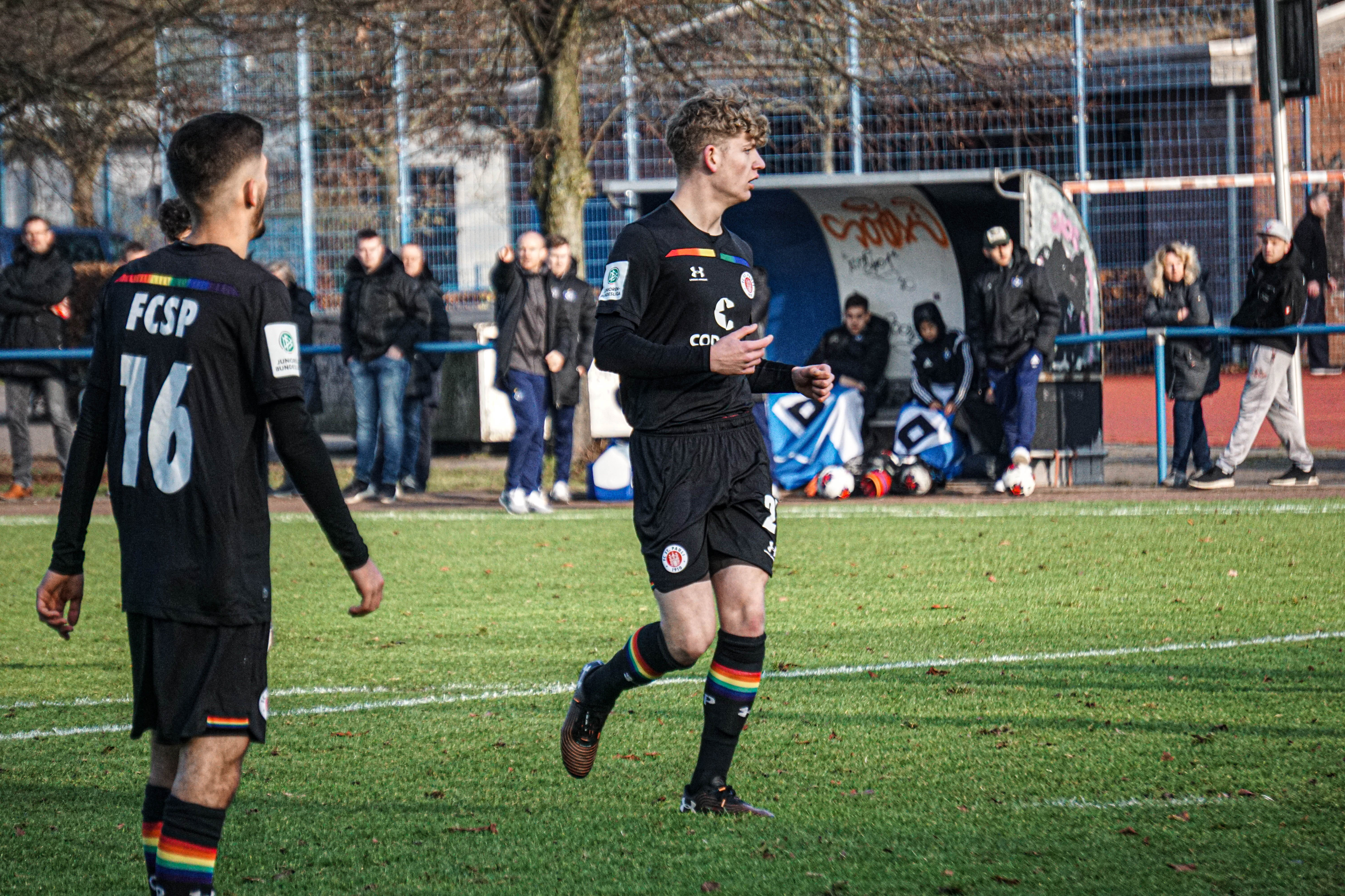 Velson Fazlija (links) und Lennart Becker (rechts) treffen mit der U17 auf Werder Bremen.