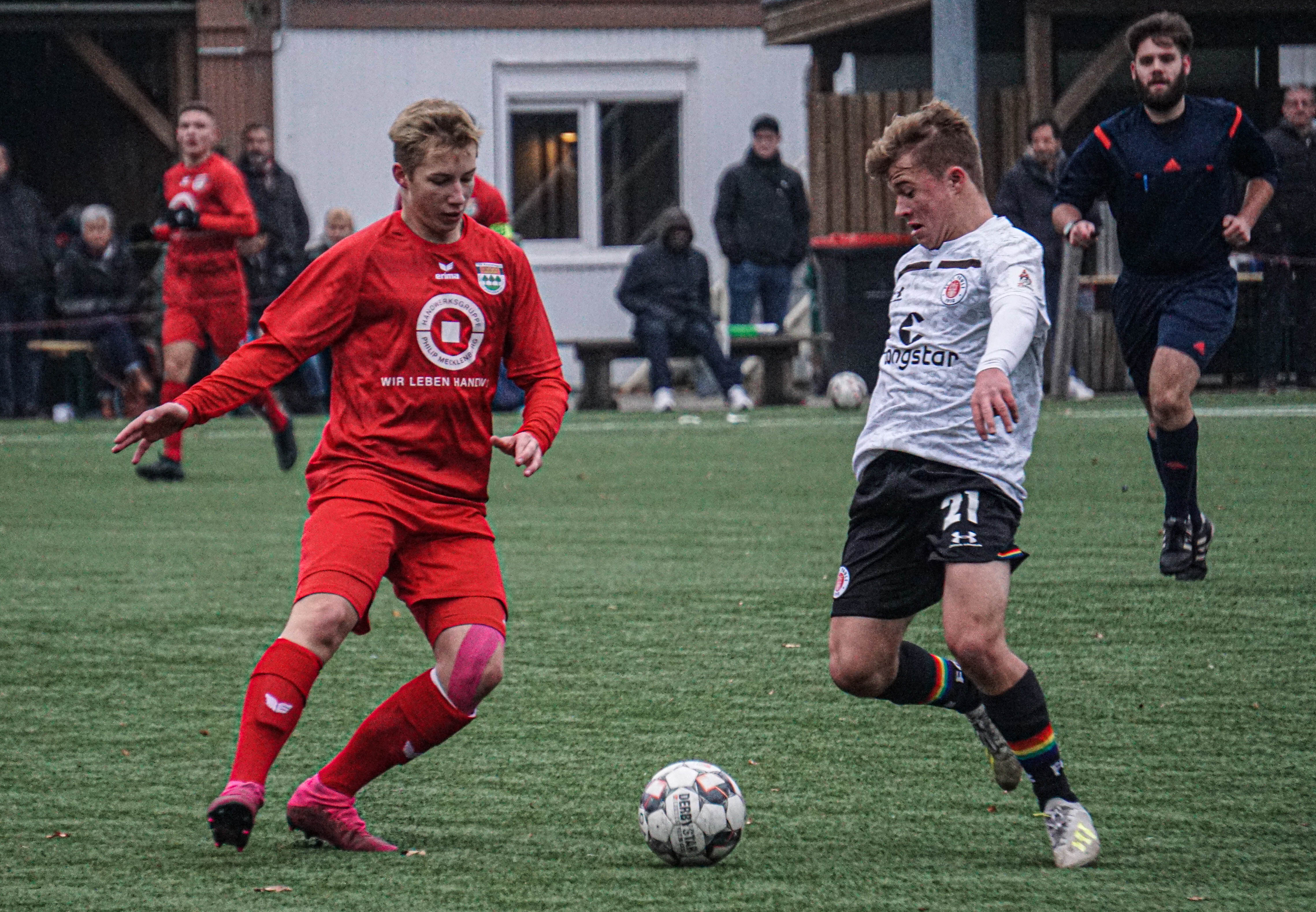 Tom Sanne (r.) ist mit acht Saisontoren der Top-Torjäger der U16. Am Sonntag (15.12.) wollen Sanne & seine Kollegen mit Zählbarem in die Winterpause gehen.