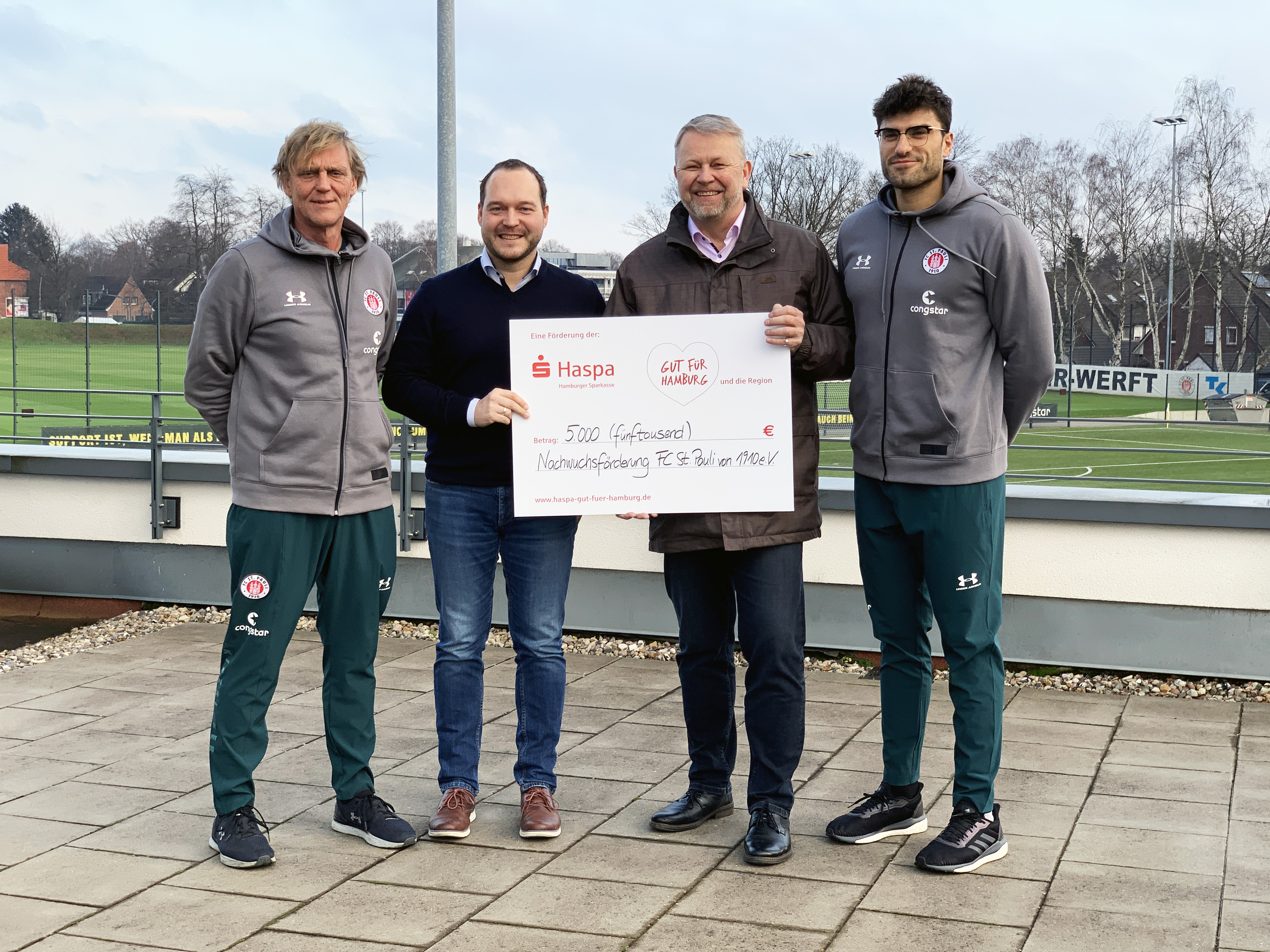 Auf dem Foto: (v.l.n.r.): Peter Ott (NLZ-Physiotherapeut), Björn Benke (stellv. NLZ-Leiter), Dirk Rüter (Regionalleiter der Haspa) und Lukas Arenas (NLZ-Athletiktrainer).