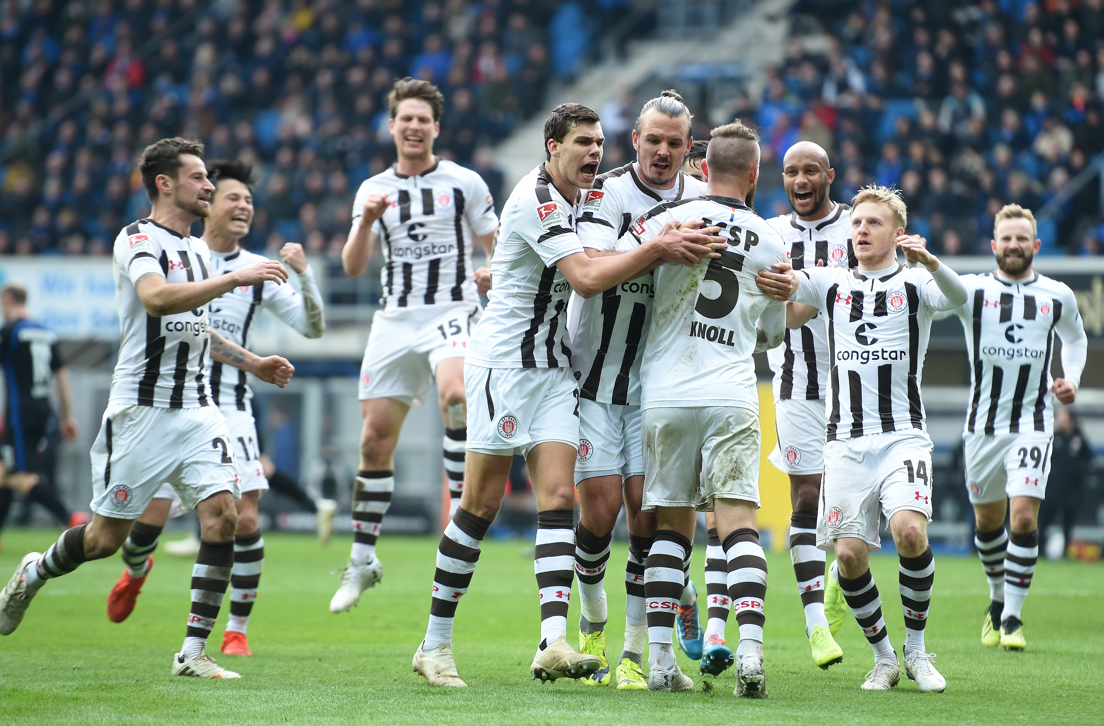 Beim späteren Aufsteiger SC Paderborn bejubelten die Kiezkicker einen 1:0-Auswärtssieg.