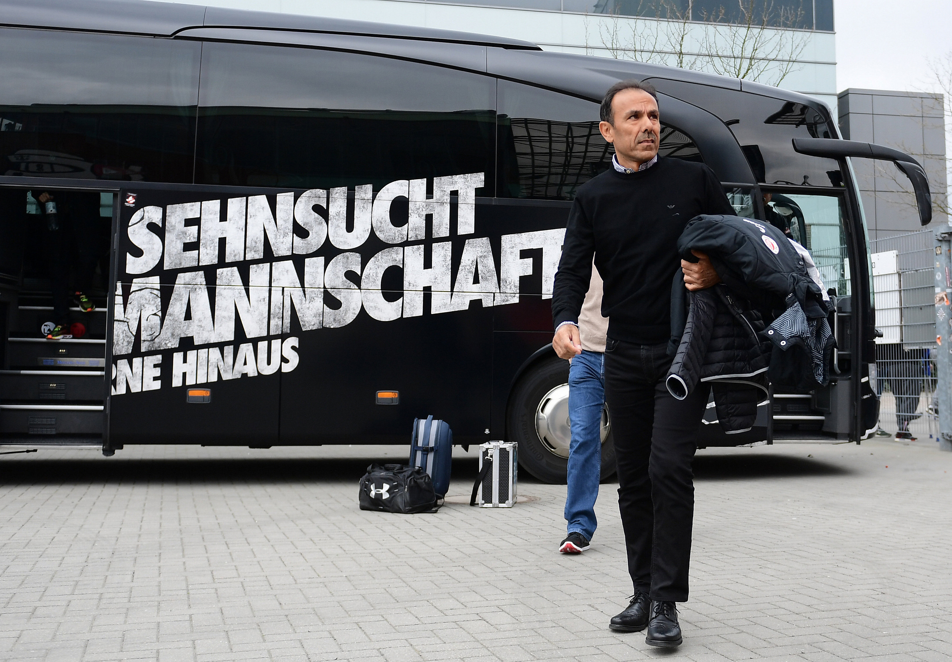 Der neue Cheftrainer Jos Luhukay vor seinem Debüt im Heimspiel gegen Arminia Bielefeld.