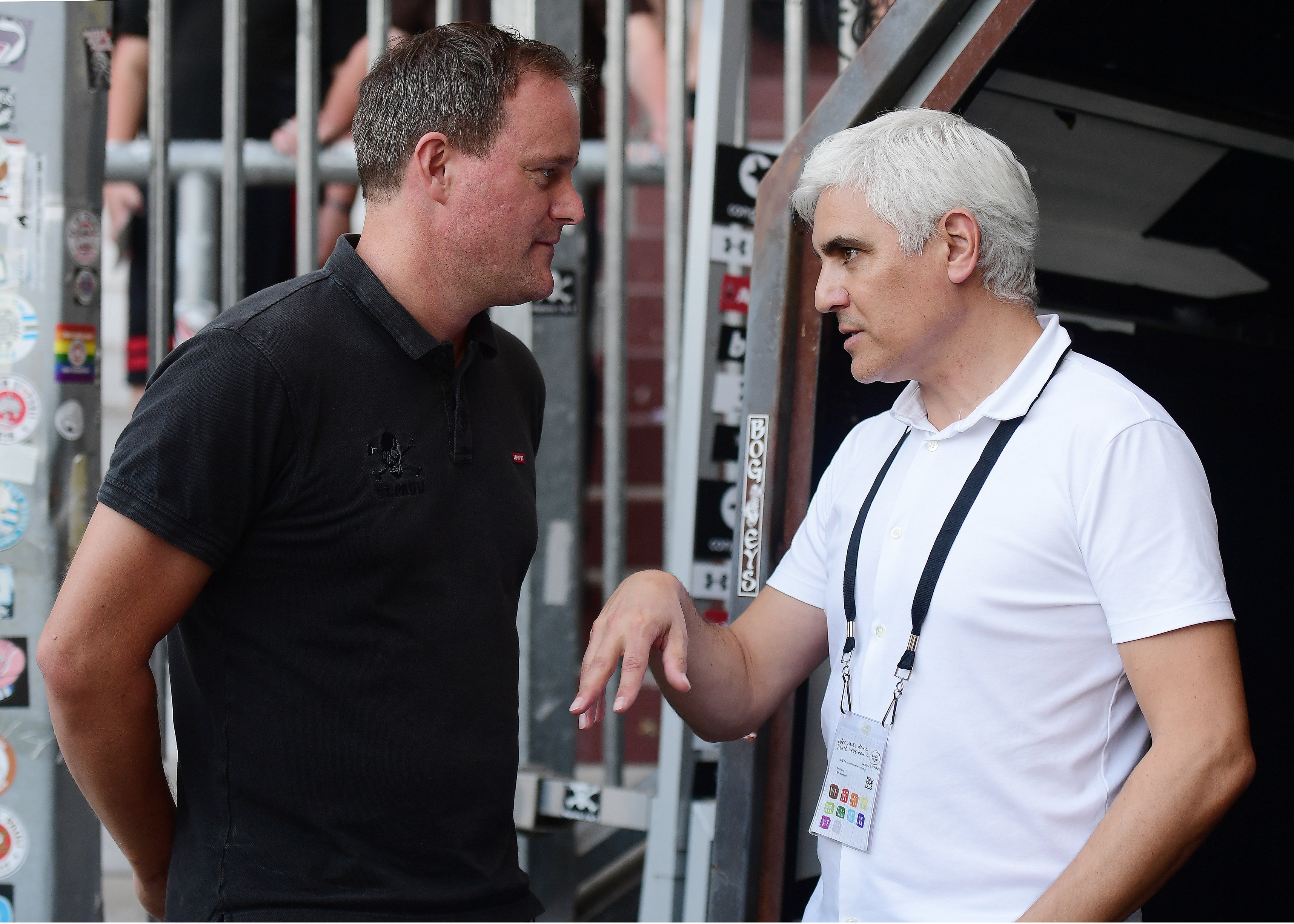 Sportchef Andreas Bornemann im Gespräch mit Präsident Oke Göttlich vor dem Spielertunnel im Millerntor-Stadion.