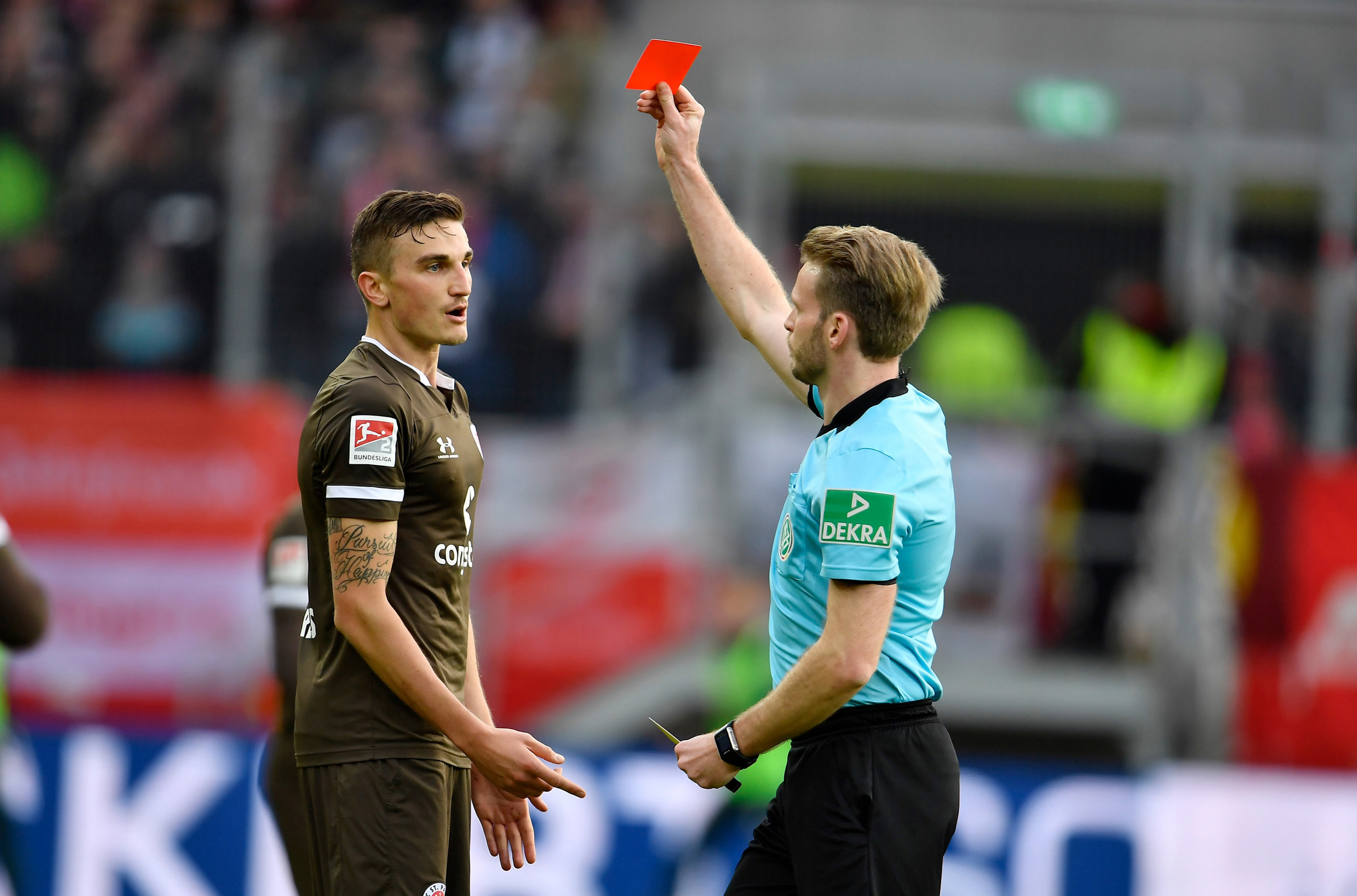 In Regensburg musste Innenverteidiger Philipp Ziereis mit Gelb-Rot vom Platz.