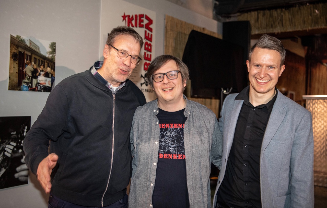 Klaus Thomforde mit Christoph Nagel und Michael Pahl (1910 e.V.). Nicht nur das „Alte Clubheim“ im Foyer brachte viele Erinnerungen zurück.