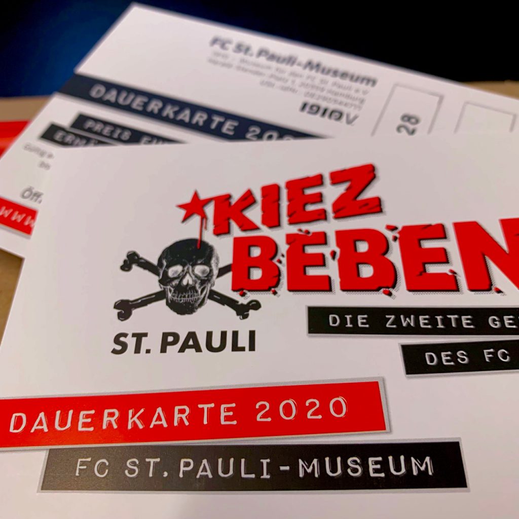 Lohnt sich: Die KIEZBEBEN-Dauerkarte gibt es für 20 (Standard) oder 30 Euro (Soli) – und sie gilt bis 31.12.2020, inklusive aller Veranstaltungen!