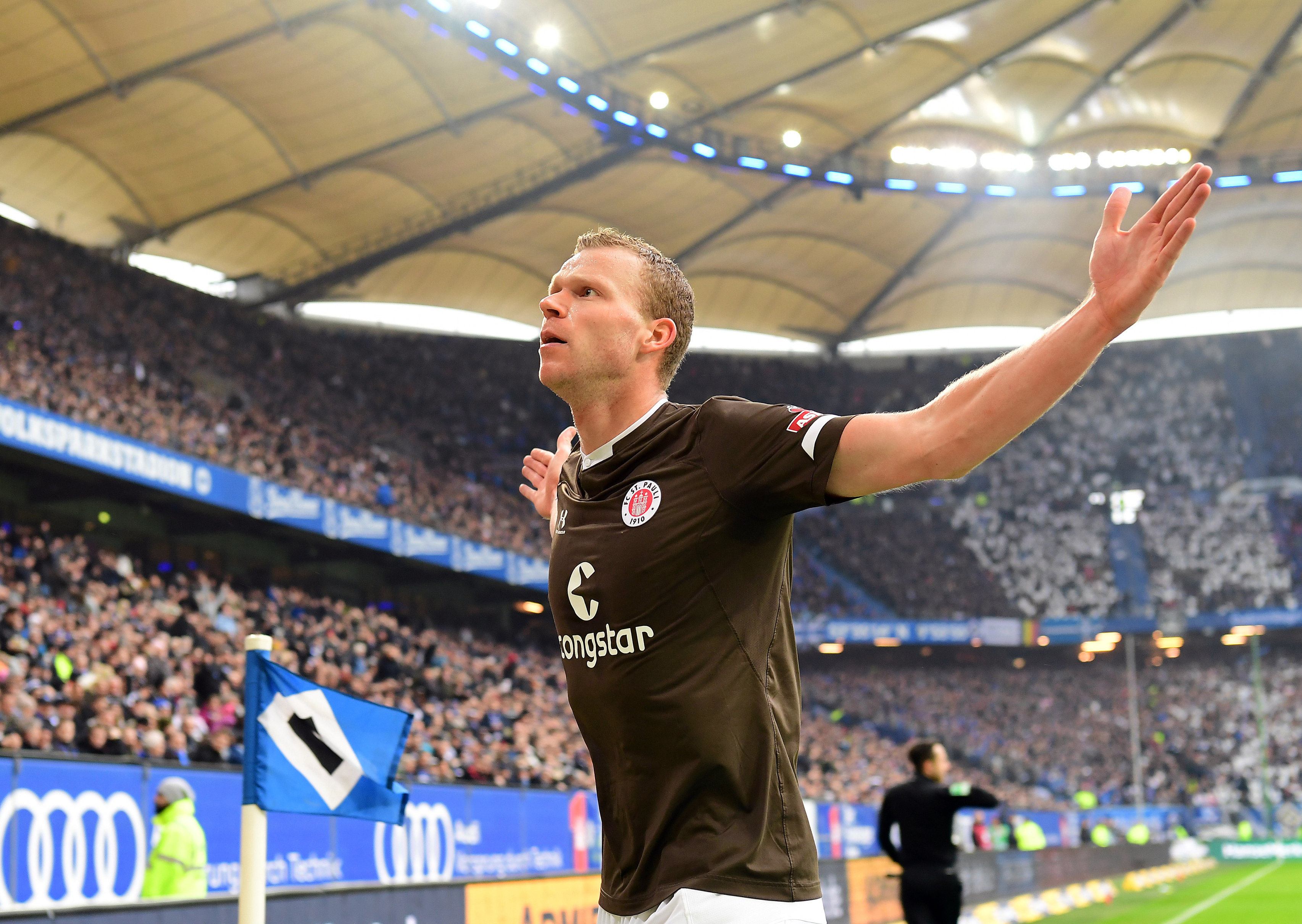 Henk Veerman lässt sich nach seinem Treffer vor den FCSP-Fans feiern.