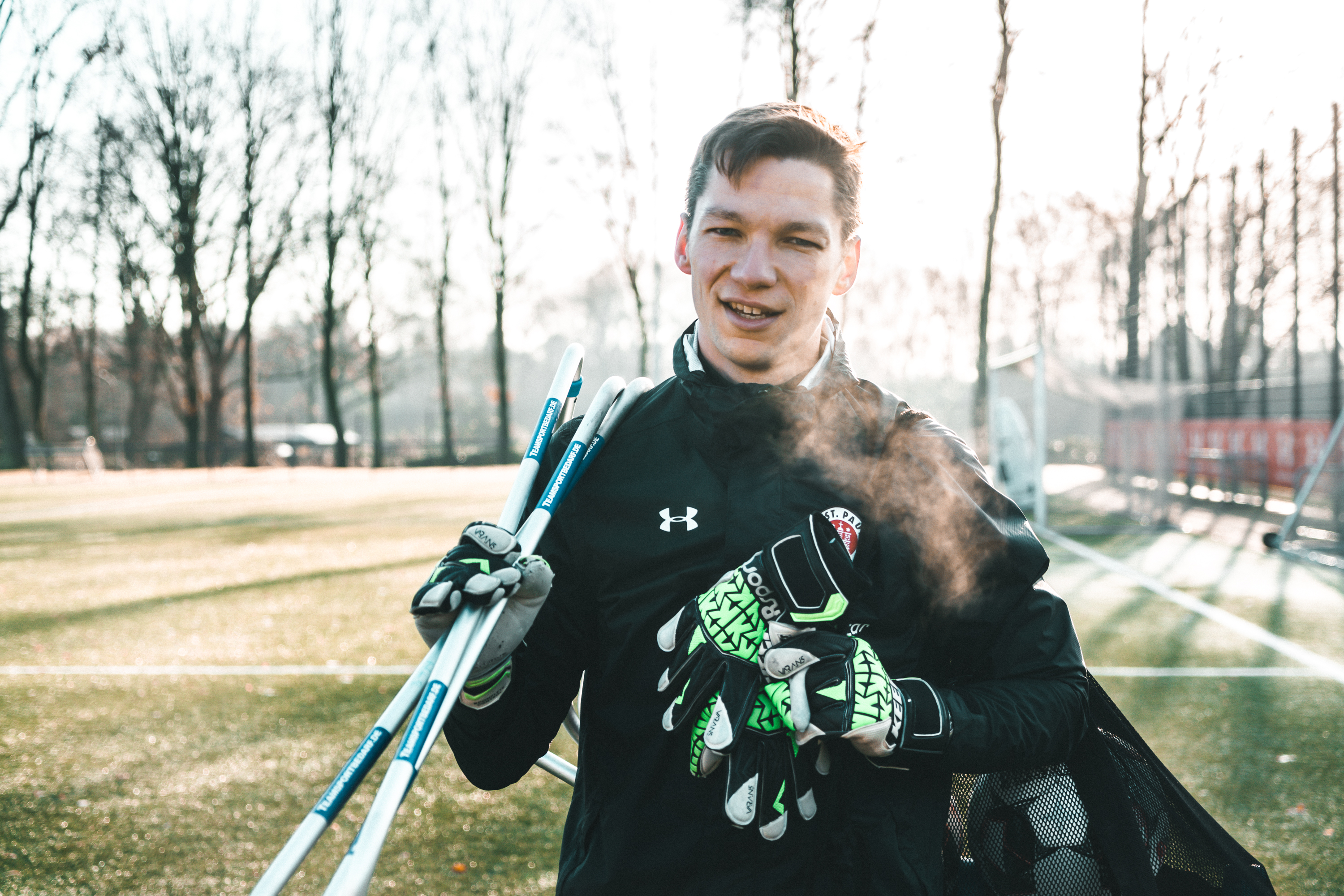 Im normalen Trainingsalltag vollbepackt: Torwart-Koordinator Matthäus Witt.