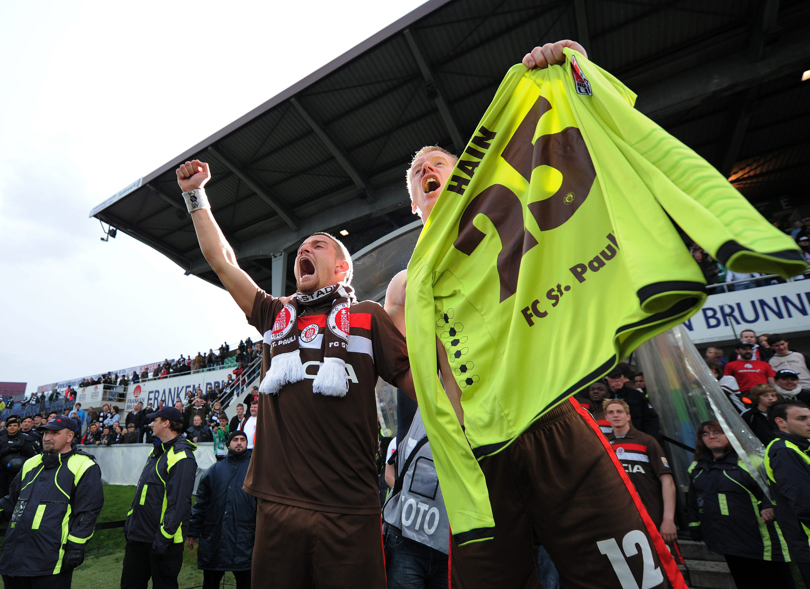 Gemeinsam mit Deniz Naki bejubelt Timo Schultz den Bundesliga-Aufstieg und hält dabei das Trikot von Matze hoch.