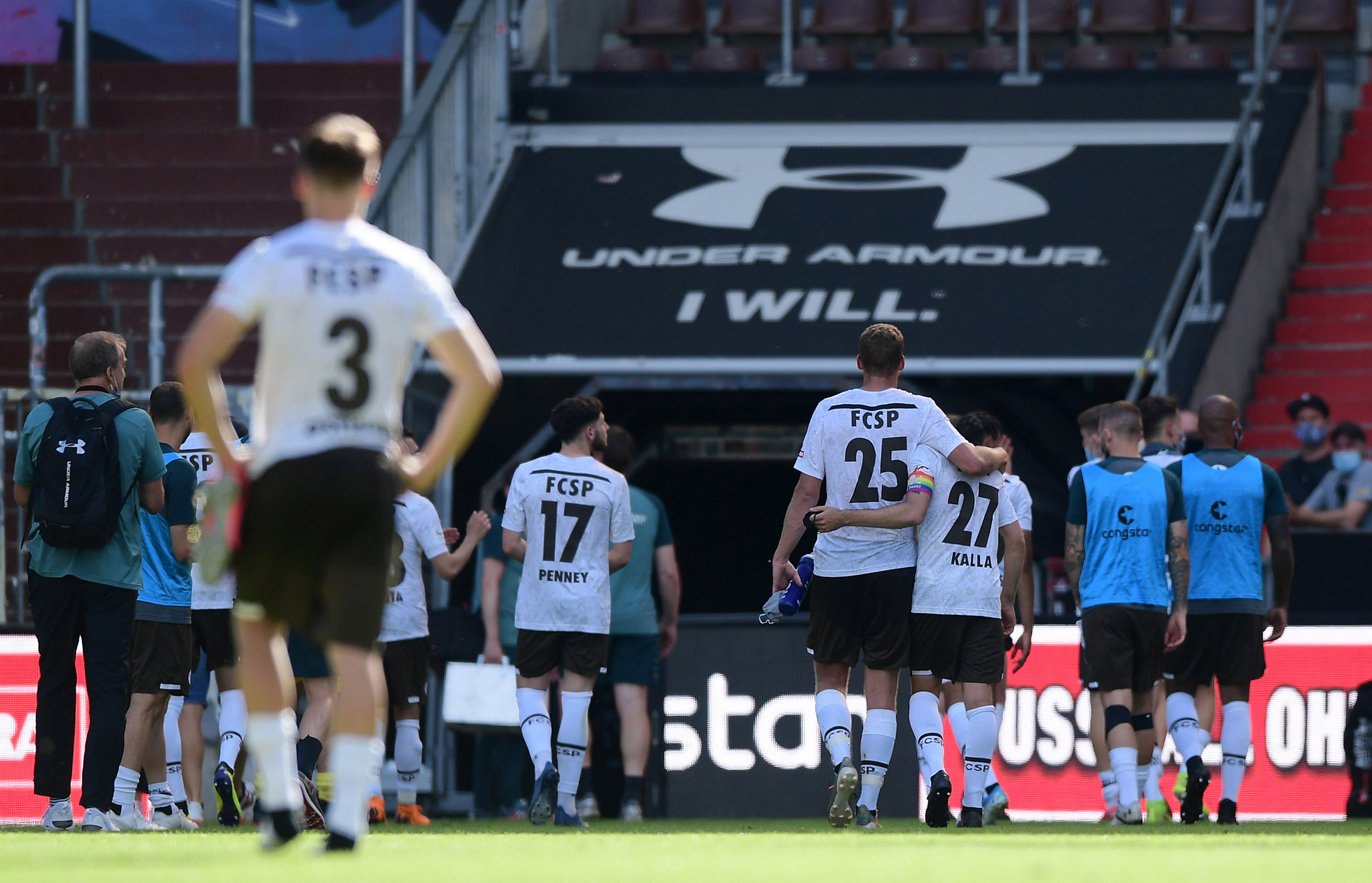 Schnecke leaves the Millerntor pitch for the final time after the home time against Regensburg – arm in arm with Henk Veerman.