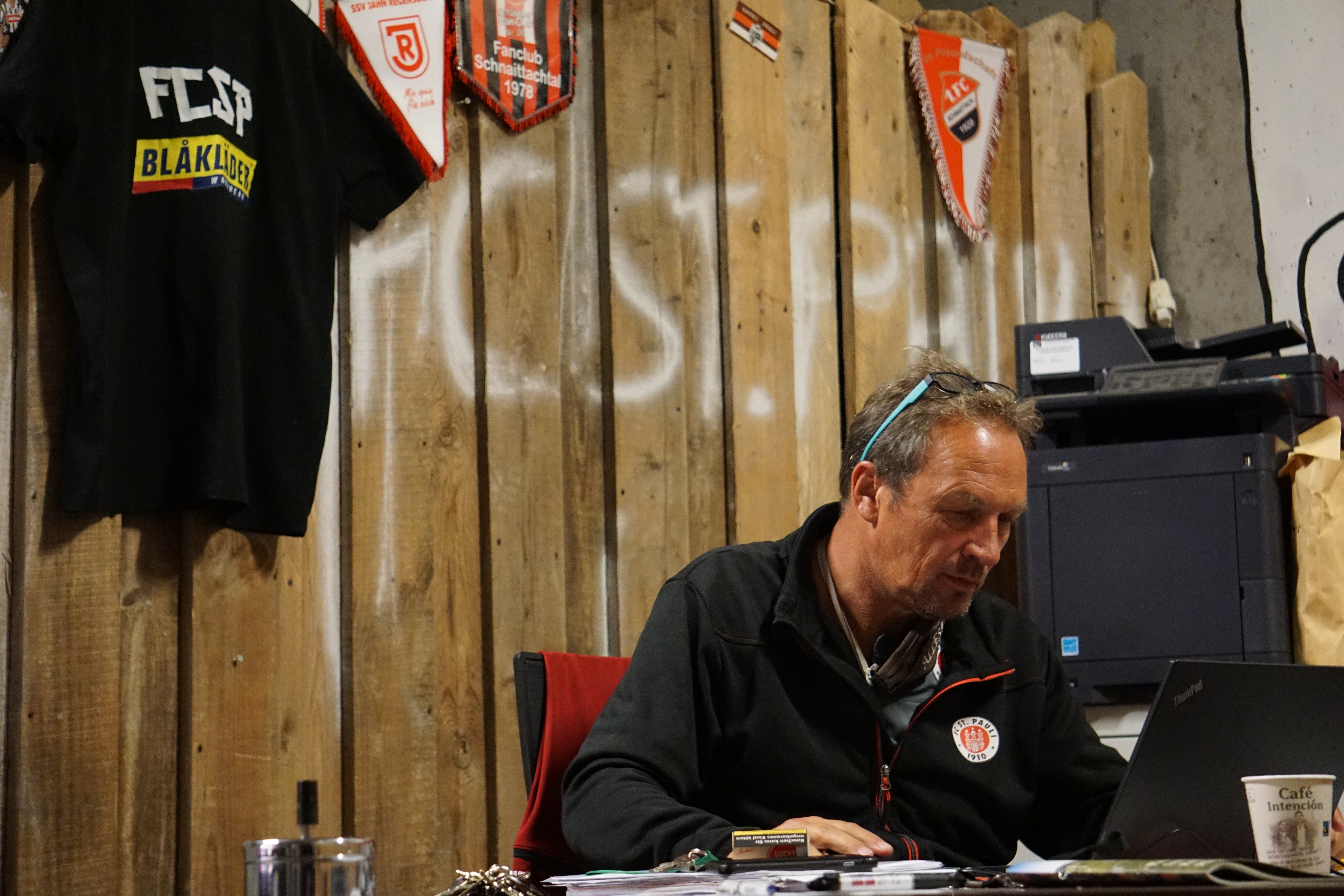 Jürgen Schütte in der "Schaltzentrale" des Teams.