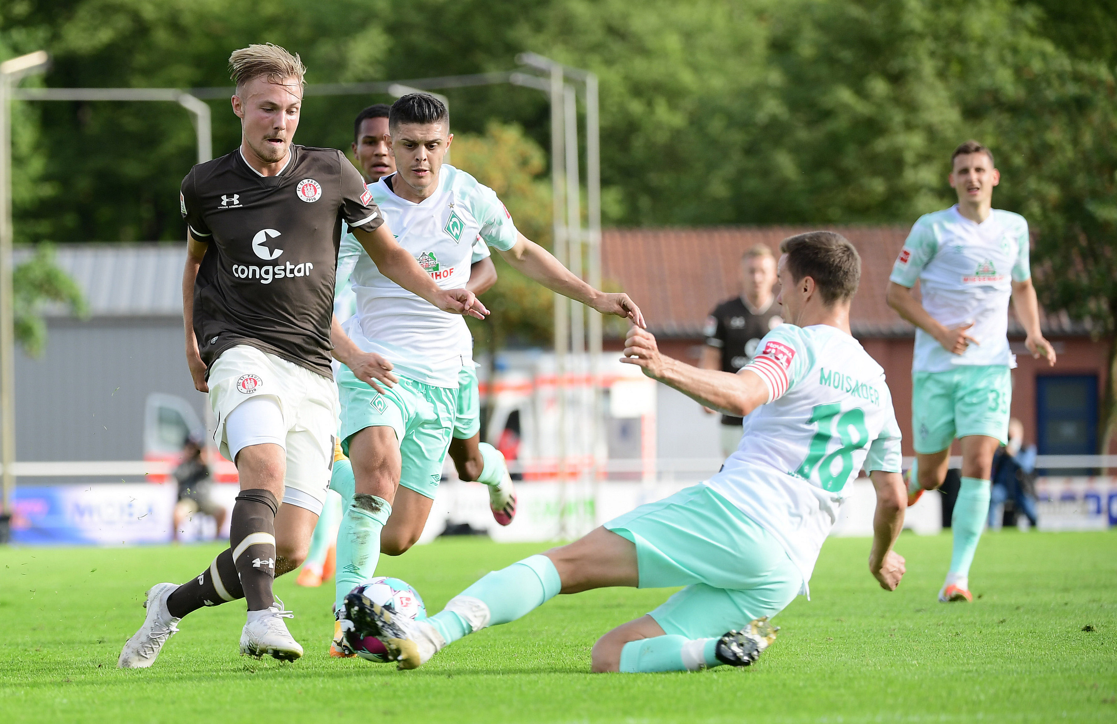 Lukas Daschner will am Bremer Kapitän Niklas Moisander vorbei, per Grätsche unterbindet der den braun-weißen Angriff aber.