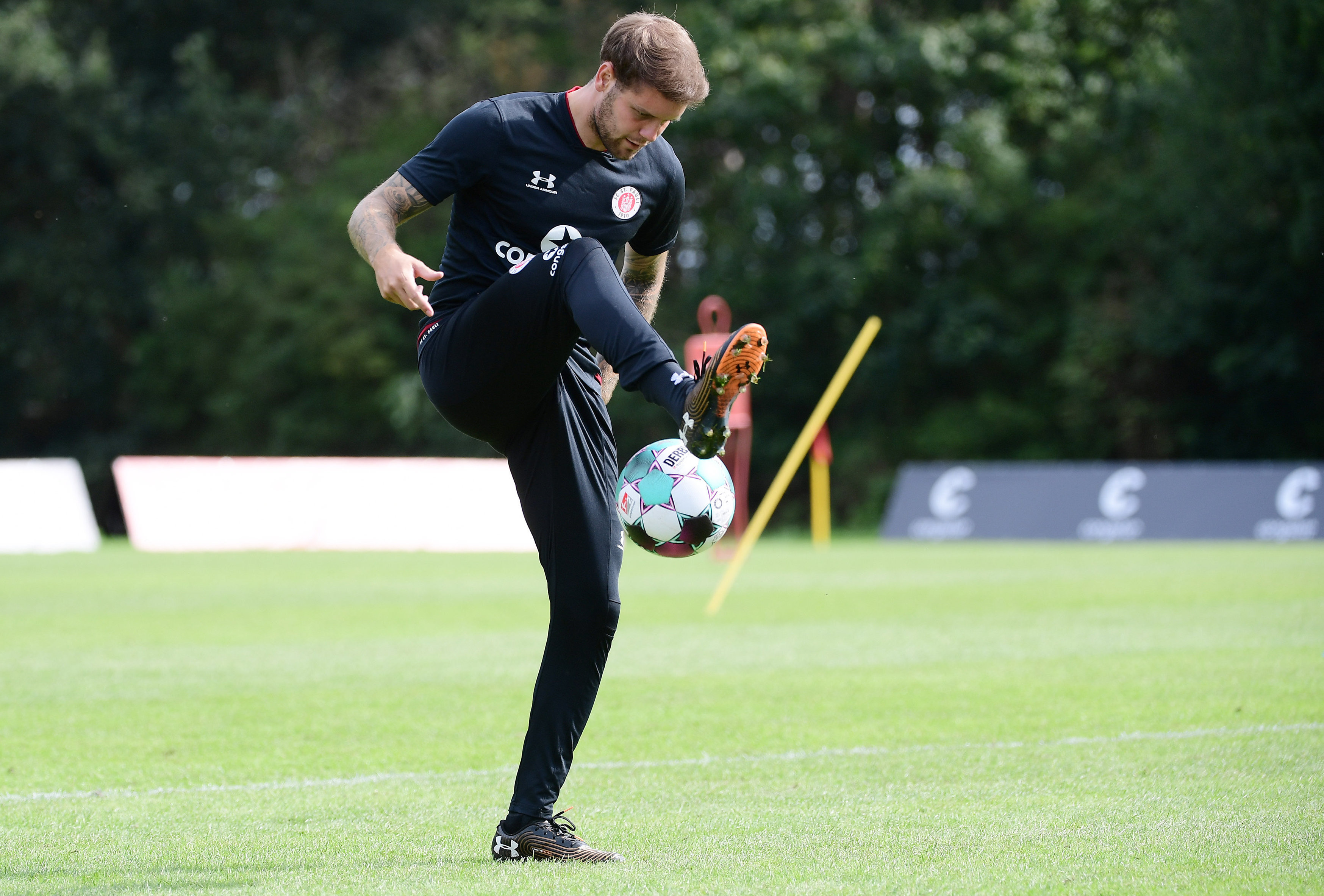 Fabian Hürzeler schrammte nur knapp am Profifußball vorbei. Er ging seinen eigenen Weg, lernte Timo Schultz bei einer Hospitation am NLZ kennen.