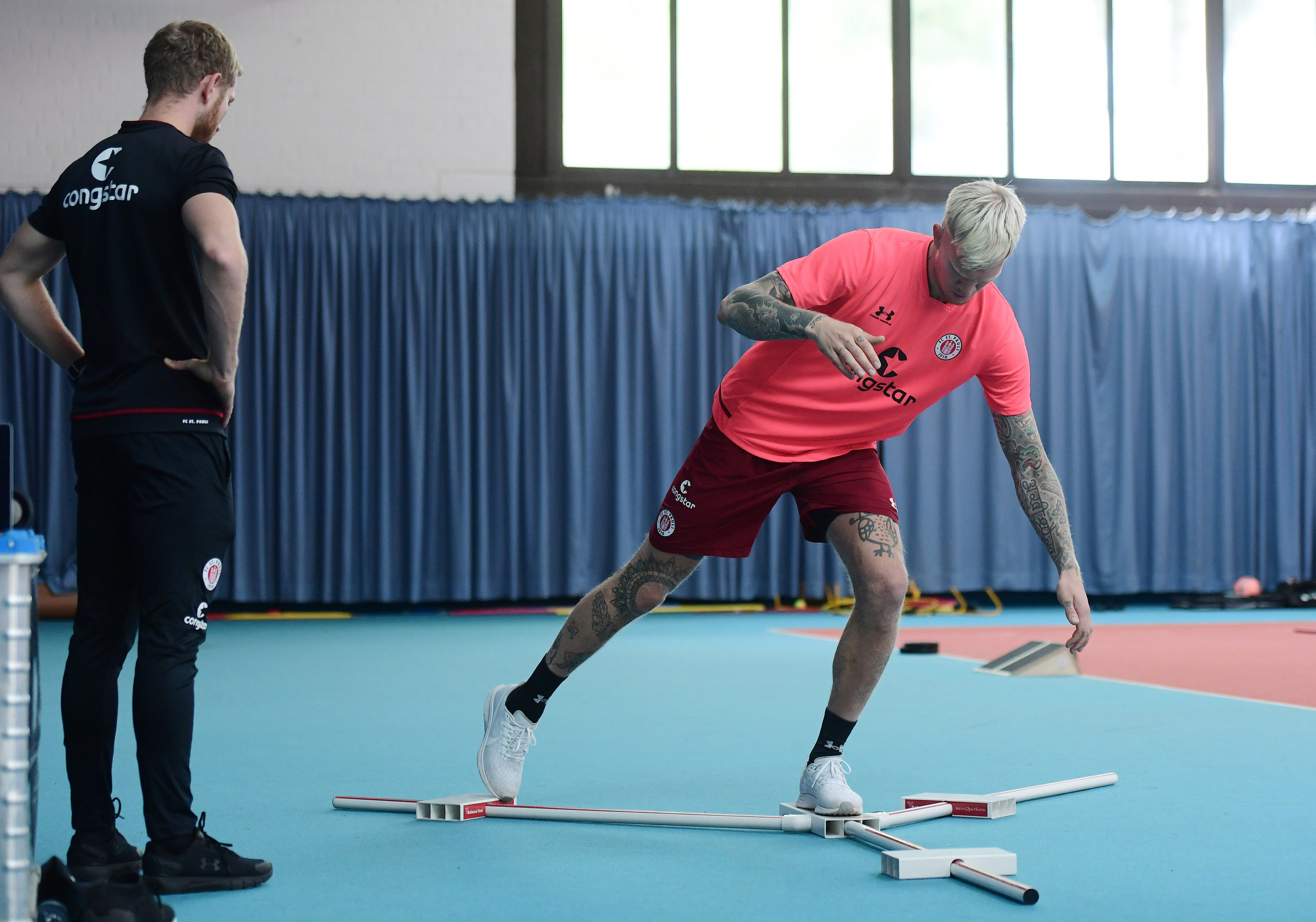 Athletiktrainer Christoph Hainc Scheller schaut genau hin, wie beweglich Neuzugang Simon Makienok ist.