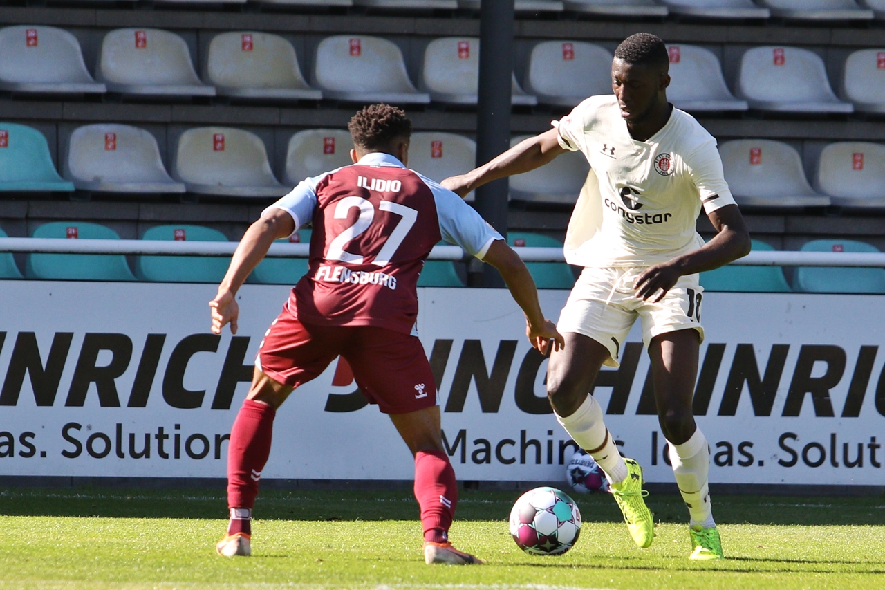 Dao Beleme (r.) ist mit seinem Doppelpack beim 3:1-Sieg gegen den Heider SV der beste U23-Torschütze.