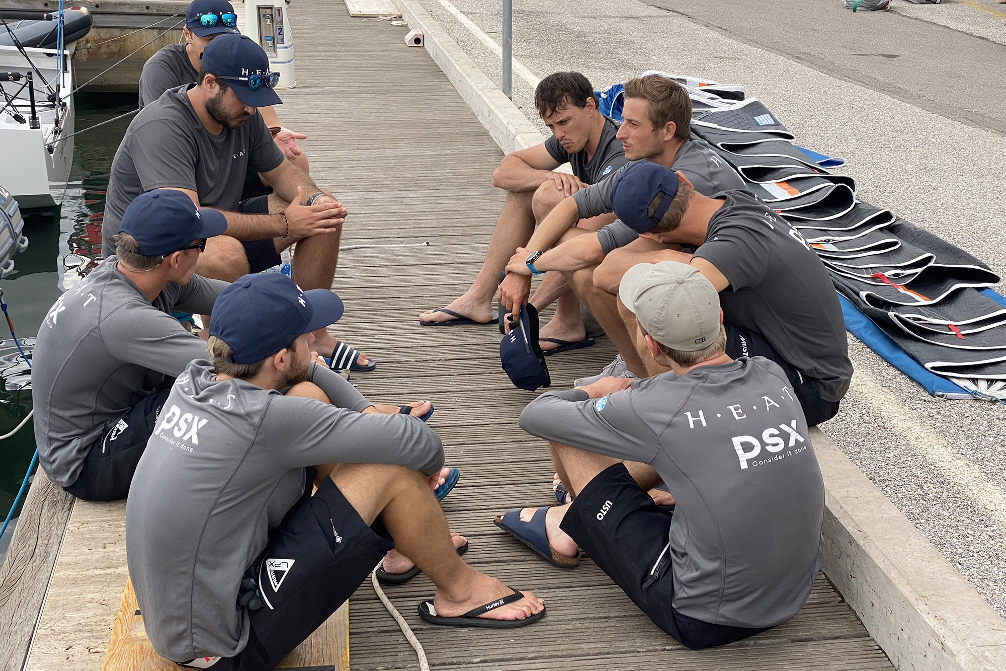 Max Augustin (2. von oben rechts) und sein Team bei einer Besprechung