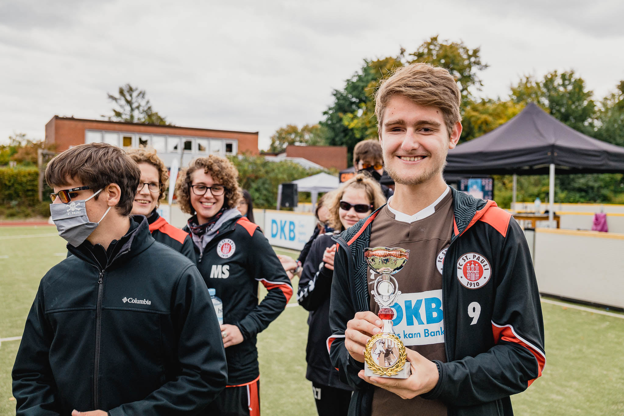 Teamkapitän Philipp "Hippo" Versen mit dem Siegerpokal.