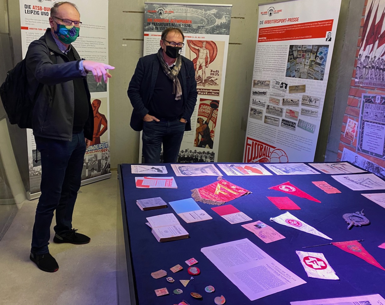 Bei dem Vorab-Besuch zeigte sich Ewald Lienen (hier mit dem Arbeiterfußball-Experten Heinrich Nahr) beeindruckt von der neuen Sonderausstellung mit vielen Original-Objekten.