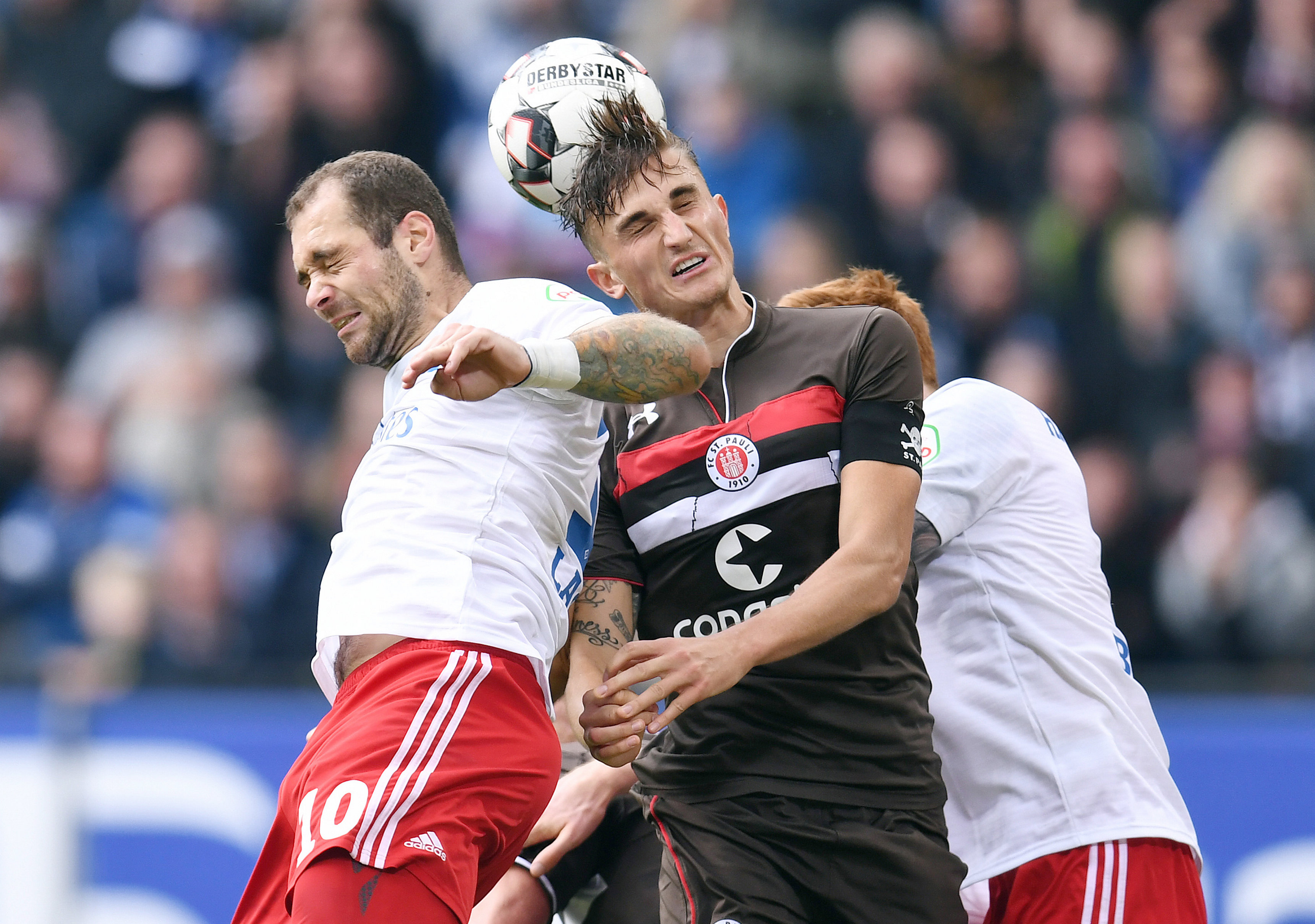 In his only derby so far Philipp Ziereis was kept busy by Pierre-Michel Lasogga in the closing stages - here he wins the aerial battle.