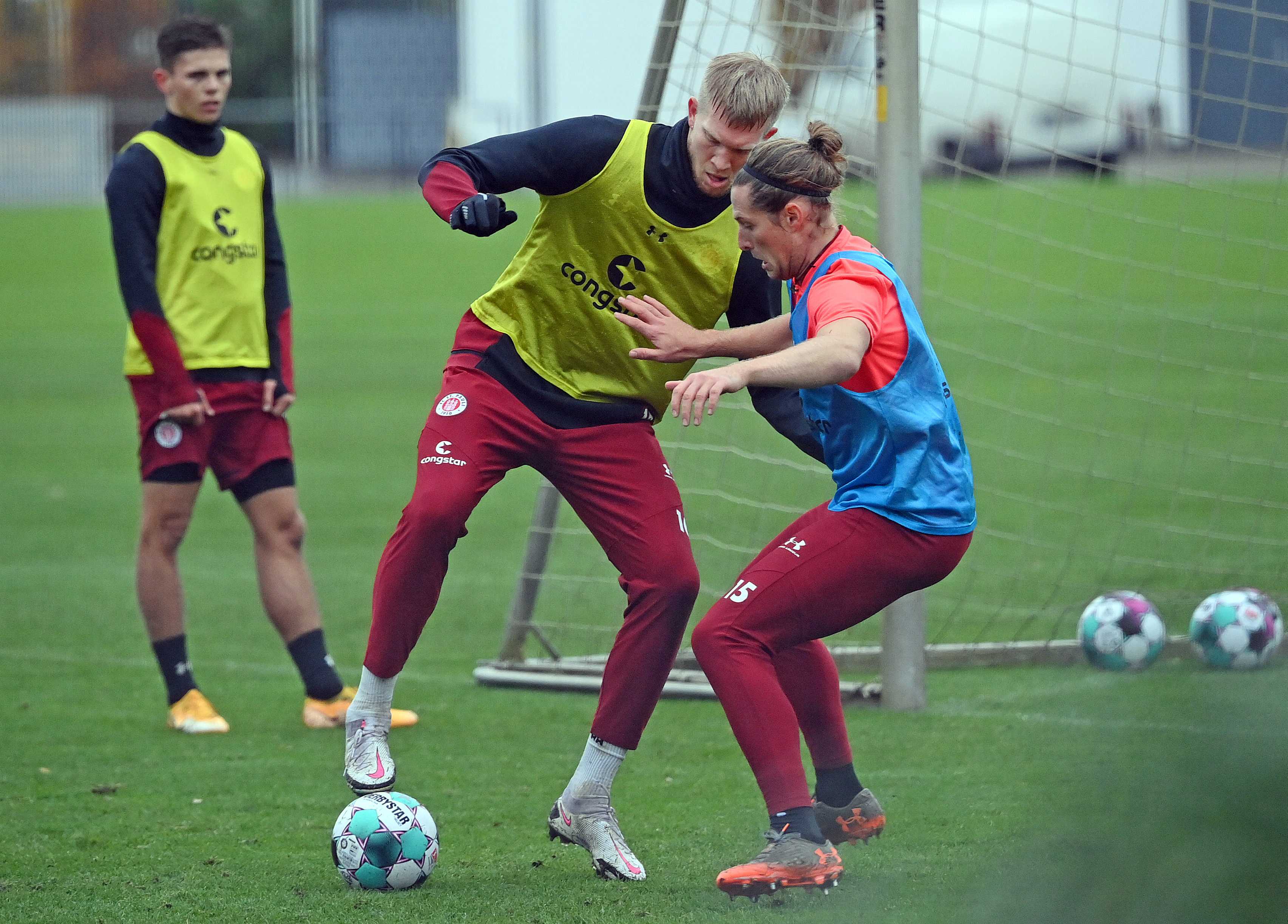 Angreifer Simon Makienok und Daniel Buballa kämpfen im Training um den Ball.