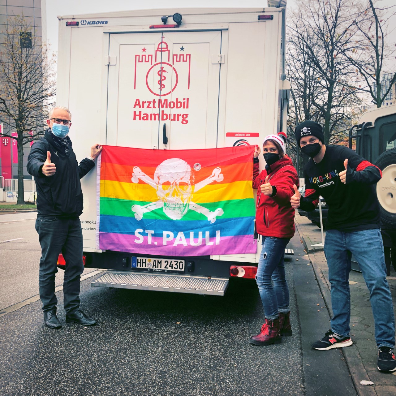 Laufen für den guten Zweck: Die Siebte bei der Übergabe ihrer Spende an ArztMobil Hamburg.